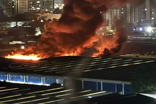 Incêndio de grandes proporções destrói galpão em Barueri, na Grande SP