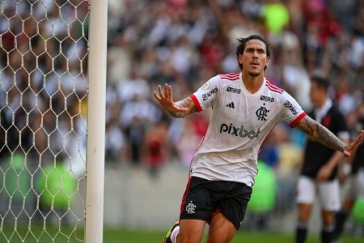 Flamengo aplica 6 a 1 no Vasco e vira líder provisório do Brasileirão