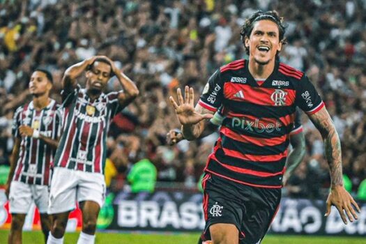 Flamengo bate Fluminense com gol de pênalti e segue líder do Brasileirão