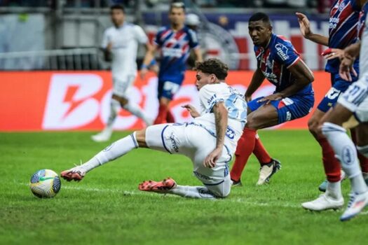 Bahia aproveita expulsão, vence o Cruzeiro de virada e segue 100% em casa no Brasileirão