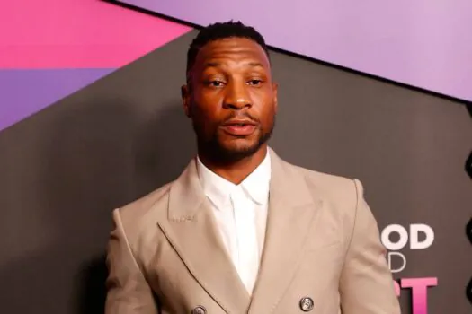 Jonathan Majors chora ao receber prêmio seis meses após ser considerado culpado de agressão