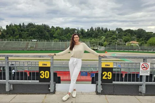 Letícia Datena vai à Califórnia para o programa Acelerados de Rubens Barrichello