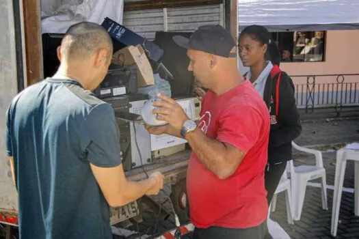 Drive Thru do Lixo Eletrônico recolhe 800 quilos de resíduos no Paço Municipal