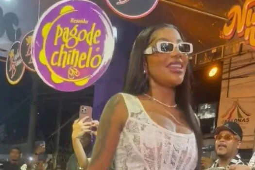 Ludmilla faz show surpresa e lota viaduto no subúrbio do Rio