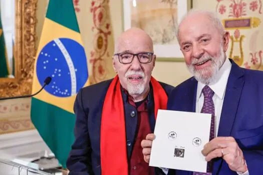 Lula lança selo dos Correios em celebração a obra de Paulo Coelho