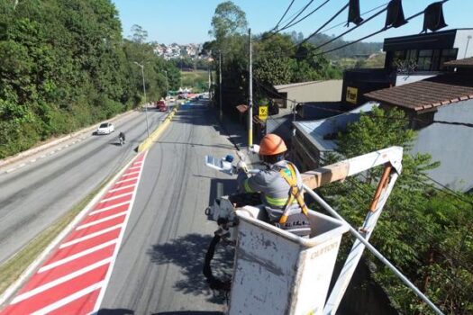 Ribeirão Pires instala mais de 50 braços com luminárias LED na Avenida Humberto de Campos