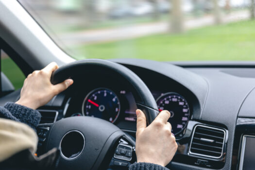 Passageira pula de carro após ser assediada por motorista de app em SP