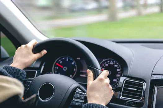 Passageira pula de carro após ser assediada por motorista de app em SP