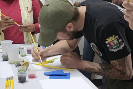 Ribeirão Pires promove oficina de tintas naturais para educadores