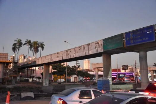 Santo André interdita trecho da Avenida dos Estados na noite desta quarta