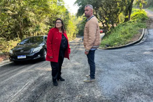 Prefeita Penha Fumagalli vistoria obra de pavimentação no Parque do Governador