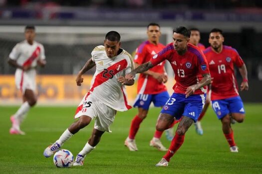 Chile e Peru dão trabalho a árbitro brasileiro e só empatam na Copa América