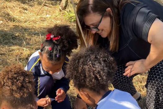 Penha Fumagalli faz plantio de árvores da mata atlântica acompanhada por crianças de escola municipal