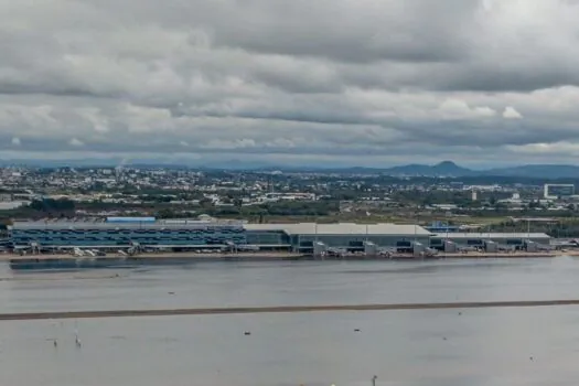 Aeroporto de Porto Alegre vai reabrir para embarque e desembarque