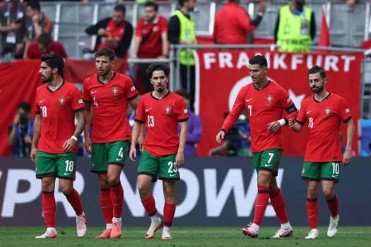 Com lance bizarro, Portugal vence Turquia e se garante nas oitavas da Euro