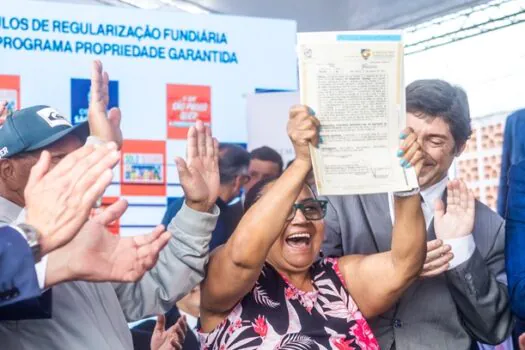 Prefeito entrega títulos de regularização fundiária e escrituras do Programa Propriedade Garantida em Heliópolis