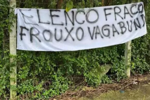 Torcedores do Vasco fazem protesto em acesso ao CT: ‘Elenco vagabundo’