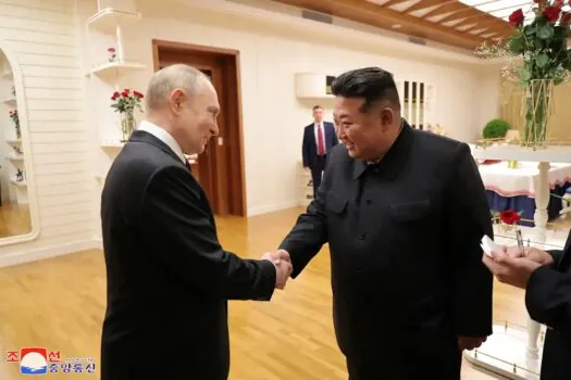 Putin assina pacto estratégico de defesa mútua com Kim