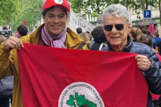 Raí e Chico Buarque participam de ato em Paris contra avanço da ultradireita