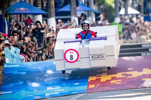 Campeão! Clássico ‘Videogame gigante’ vence corrida maluca Red Bull Ladeira Abaixo em SP