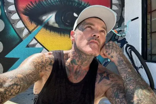 Shifty Shellshock, vocalista da banda Crazy Town, morre aos 49