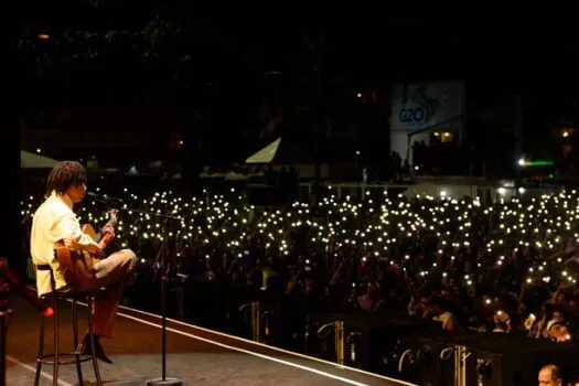 TIM Music Rio finaliza apresentações com show de Djavan em noite iluminada na praia de Copacabana