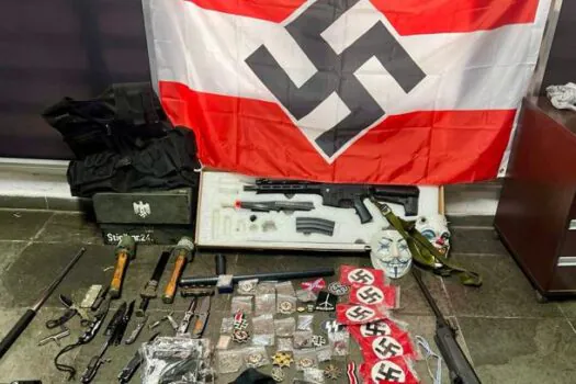 Polícia apreende materiais e armas com símbolos nazistas em condomínio de SP