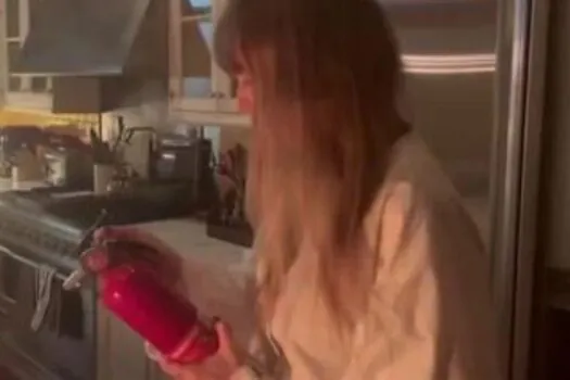 Taylor Swift põe fogo na cozinha, mas consegue apagar usando extintor