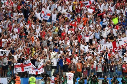 Inglês exagera na bebida, dorme em jogo da Eurocopa e acorda de manhã em estádio