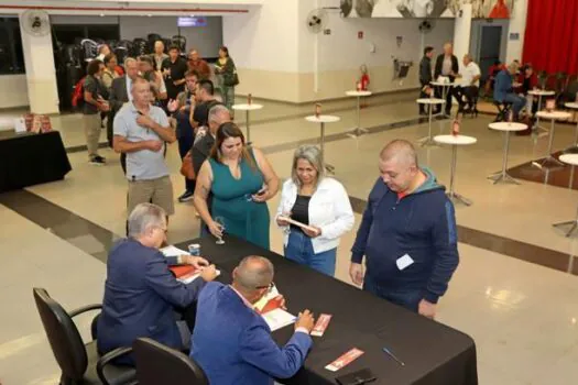 Lançamento do livro “Caças Supersônicos e o ABC Paulista” atrai 150 pessoas