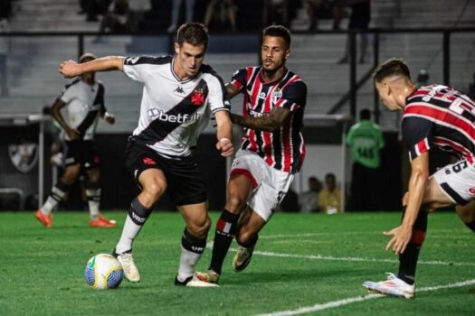 Vasco reage e amassa São Paulo em casa com golaços, choro e lei do ex