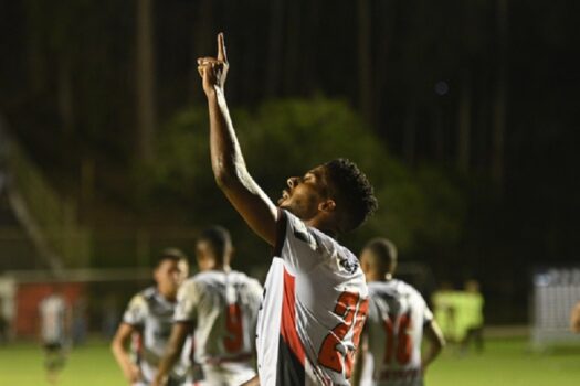 Vitória bate o Atlético-MG e joga Vasco para o Z4 do Brasileirão