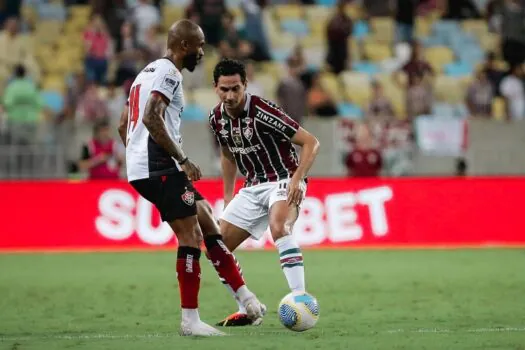 Vitória bate Fluminense no finzinho e torcida se revolta