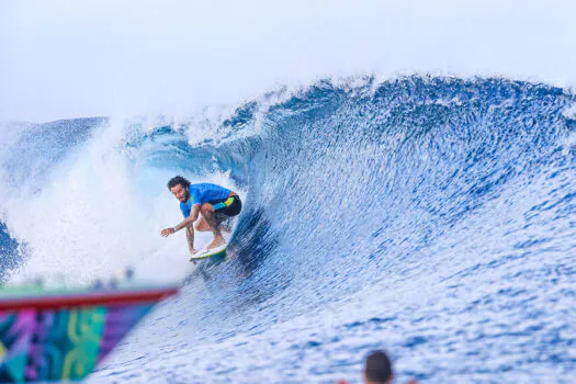 Filipe Toledo avança e Brasil tem seis surfistas nas oitavas