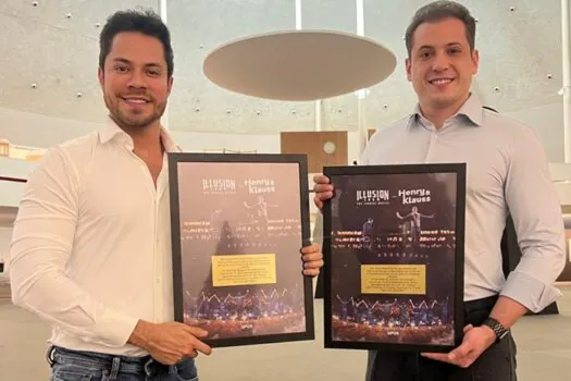 Ilusionistas Henry & Klauss recebem placa comemorativa pelo recorde de público em Brasília