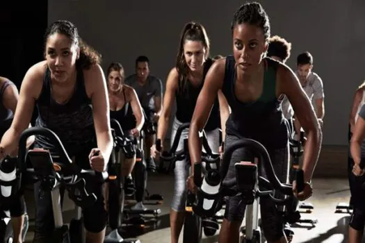 Spinning: exercício aeróbico coletivo com bicicletas é sucesso no Brasil