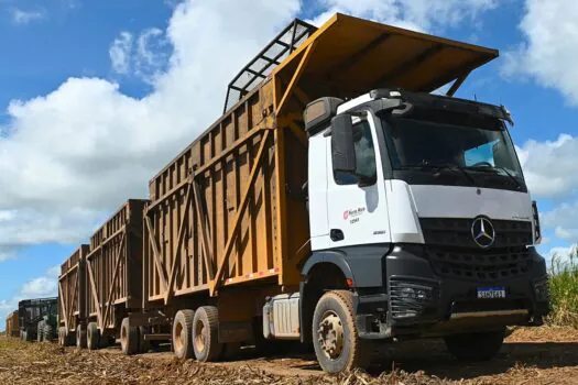 Para os pedaços de mau caminho – Mercedes-Benz Arocs 3351