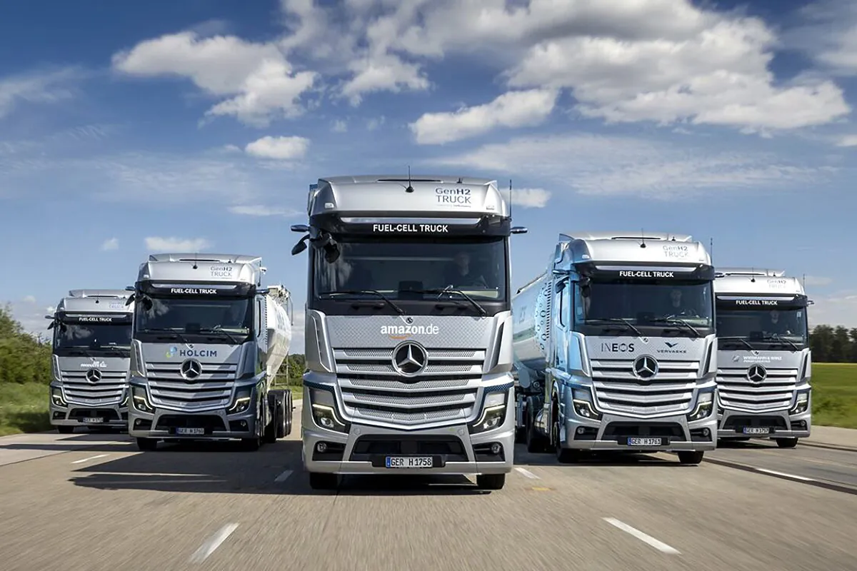 Brennstoffzellen-Lkw im Logistikeinsatz: Start der kundennahen Erprobungen von Mercedes-Benz GenH2 TrucksFuel cell trucks deployed in real-life operations: start of initial customer trials with Mercedes-Benz GenH2 Trucks