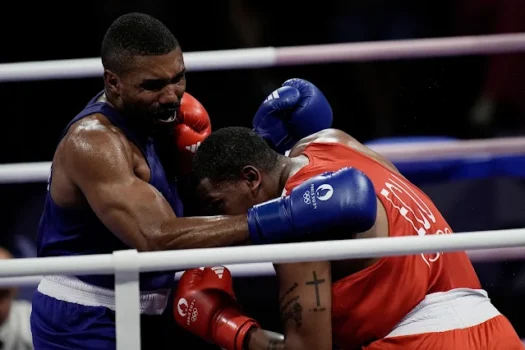 Abner Teixeira perde para equatoriano e é eliminado do boxe nas Olimpíadas