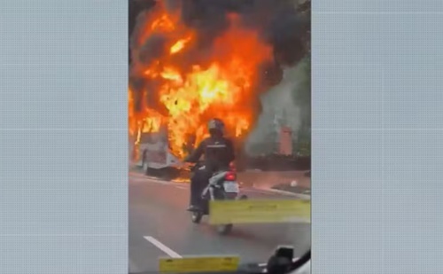 Ônibus e moto pegam fogo na marginal Pinheiros em SP após acidente