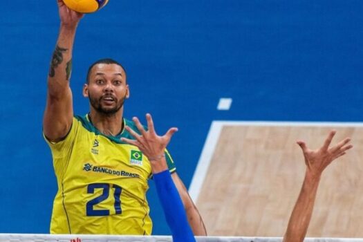 Jogador da seleção de vôlei sofre lesão e fica fora da estreia em Paris