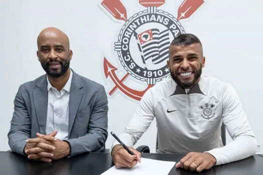 Corinthians anuncia contratação de Alex Santana, ex-Athletico, até 2027