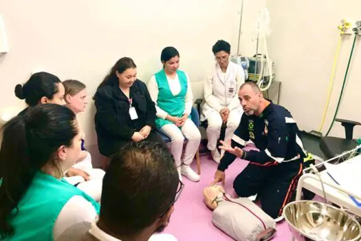 Equipe do AME Santo André é treinada sobre ressuscitação cardiopulmonar