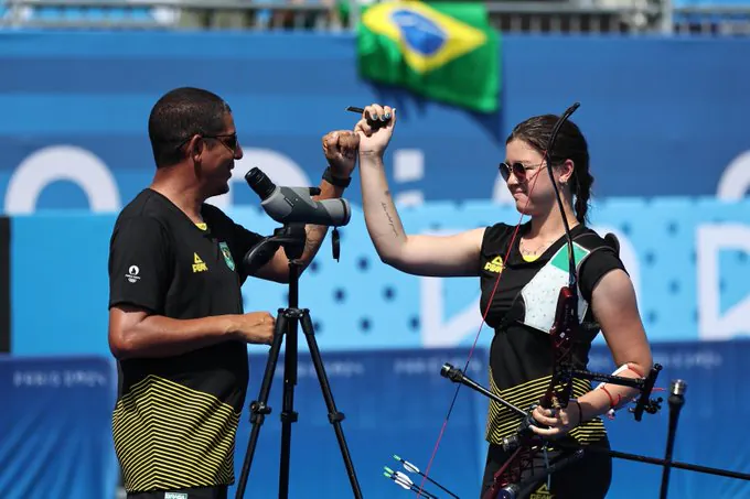 Ana Luíza Caetano e Marcus D'Almeida vão às oitavas do tiro com arco