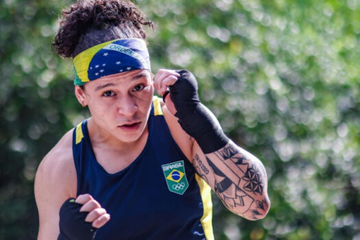 Bia Ferreira estreia sem susto, vence rival do Pan e vai às quartas no boxe