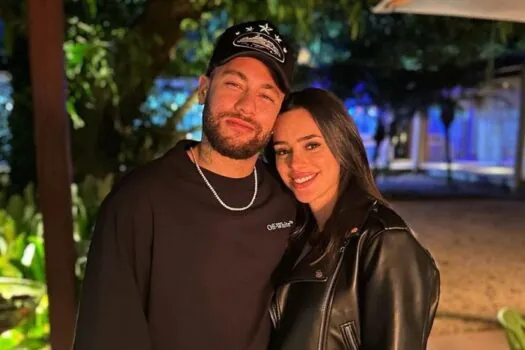 Neymar e Bruna Biancardi chegam ao Brasil para a festa de Mavie