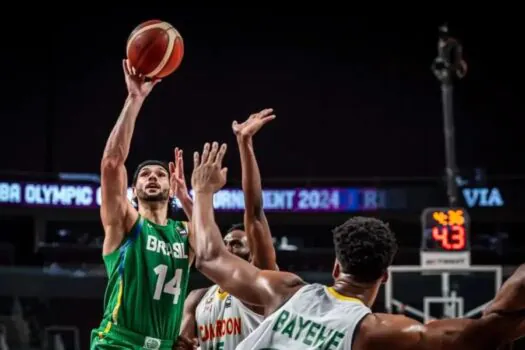 Brasil perde para Camarões, mas avança no Pré-Olímpico de Basquete