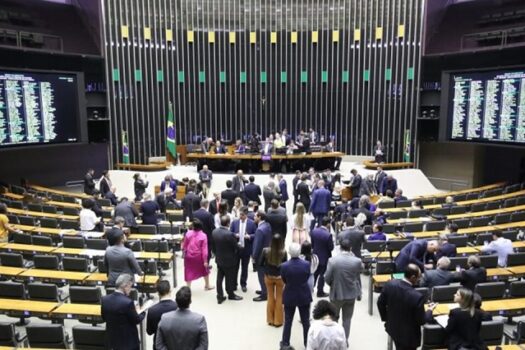 Câmara bate recorde de folgas a deputados com eleição, feriados e viagens