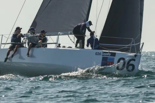 Classe C30 vive agonia e adrenalina com falta de vento na Semana de Vela de Ilhabela