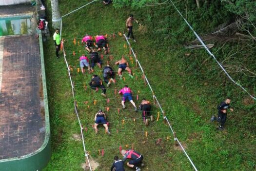 Baixa temperatura térmica, lama e superação marcaram Bronkos Race – corrida de obstáculos